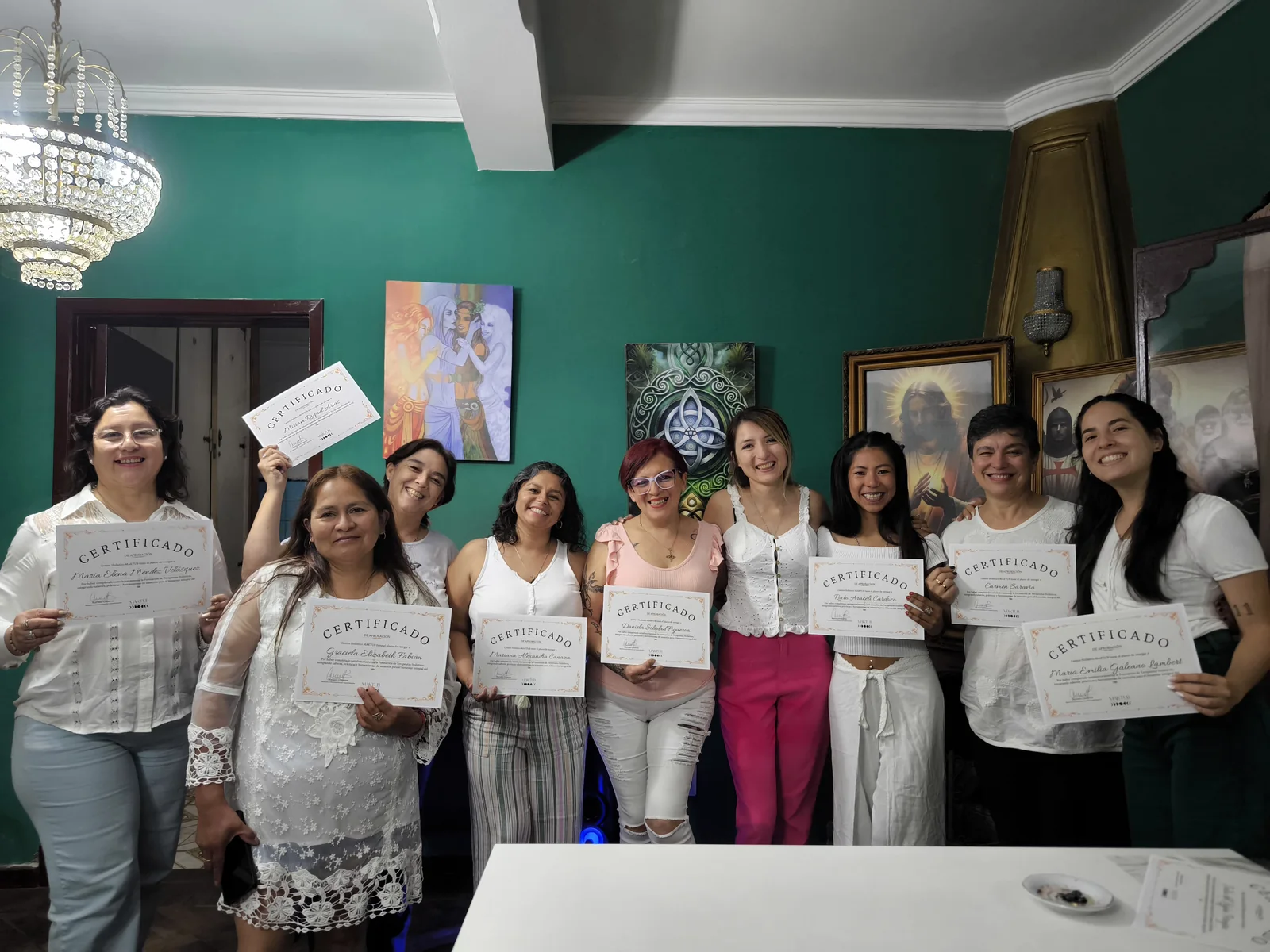 Egresadas de la Formación de Terapeuta Holístico con sus certificados
