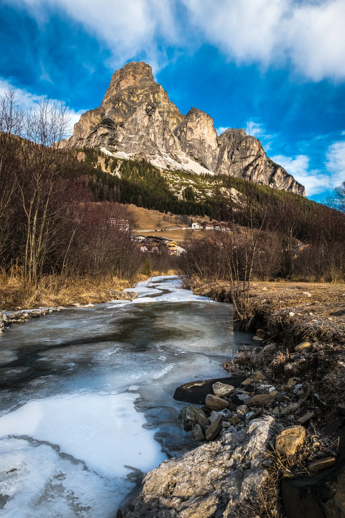 Paisaje de montaña al amanecer, río helado en el valle